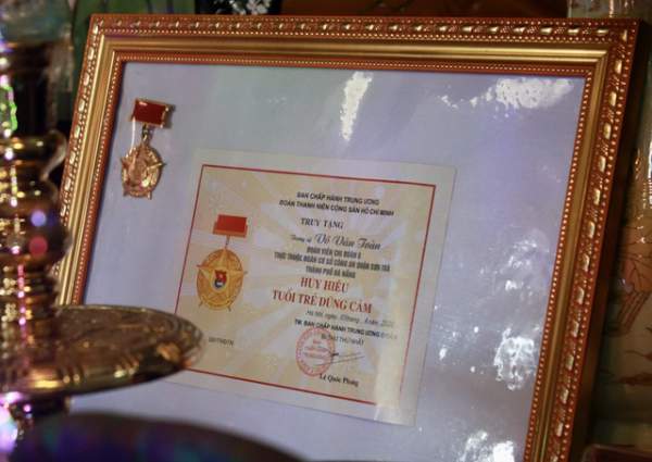 Trao huy hiệu “Tuổi trẻ dũng cảm” đến chiến sĩ hy sinh khi làm nhiệm vụ 2