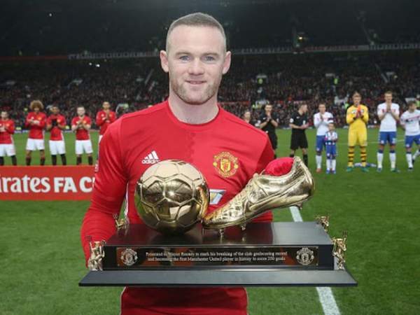 Neville bật mí việc Rooney suýt bị Man Utd rao bán