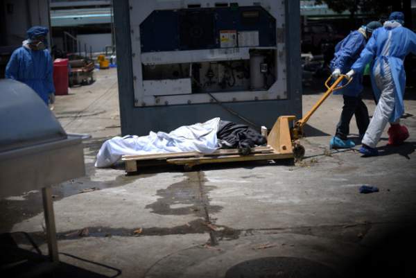 Xác chết rải trên phố vì dịch, Ecuador dùng thùng các-tông làm quan tài 2