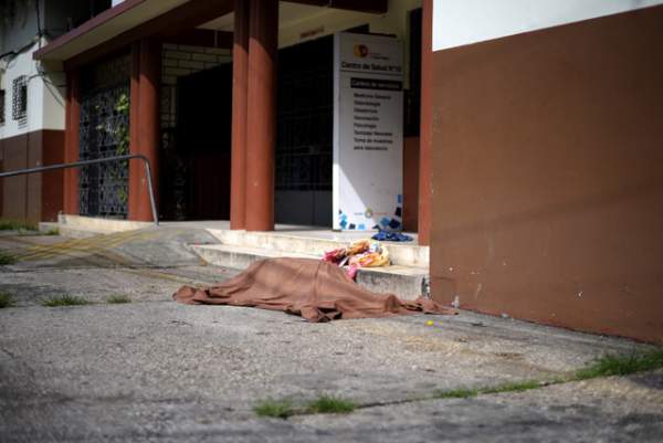 Xác chết rải trên phố vì dịch, Ecuador dùng thùng các-tông làm quan tài 3
