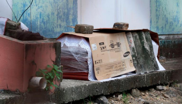 Xác chết rải trên phố vì dịch, Ecuador dùng thùng các-tông làm quan tài 4