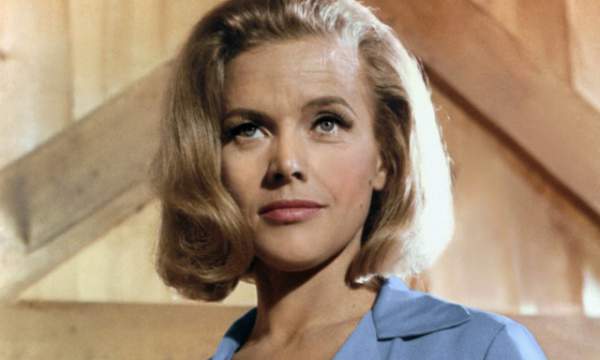 Nữ diễn viên “James Bond” qua đời ở tuổi 94