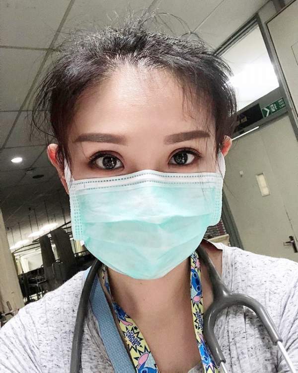 Chống Covid-19, 2 nhân viên y tế châu Á gây sốt vì quá đẹp khi rời tấm khẩu trang