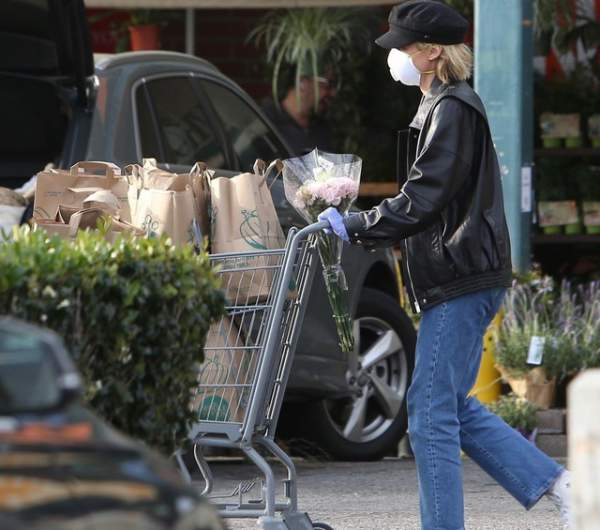Bố Angelina Jolie đeo khẩu trang đi mua đồ ăn 7