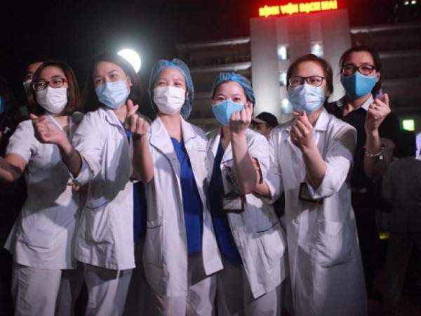 Bác sĩ, bệnh nhân vỗ tay reo mừng khi Bệnh viện Bạch Mai được gỡ bỏ phong toả 15