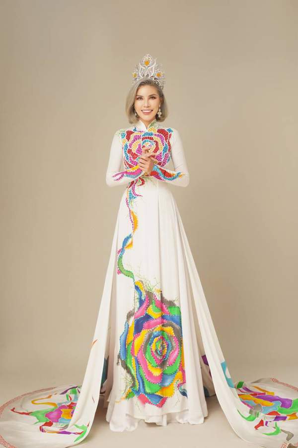 Hoa hậu doanh nhân Kimmy Bùi nền nã trong trang phục áo dài truyền thống