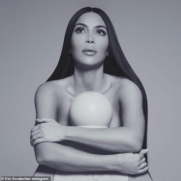 Kim Kardashian giống như "bản sao" của Cher 4
