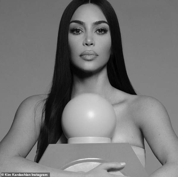 Kim Kardashian giống như "bản sao" của Cher 3