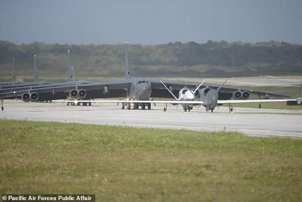 “Pháo đài bay” B-52 của Mỹ tập trận “Voi đi bộ” 2