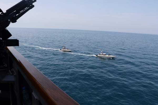 Cận cảnh tàu Iran “vây” dàn tàu chiến Mỹ tại vịnh Ba Tư 3