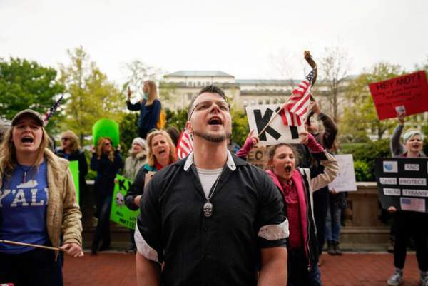 Phớt lờ lệnh cấm tụ tập, người Mỹ biểu tình phản đối lệnh giãn cách xã hội 8
