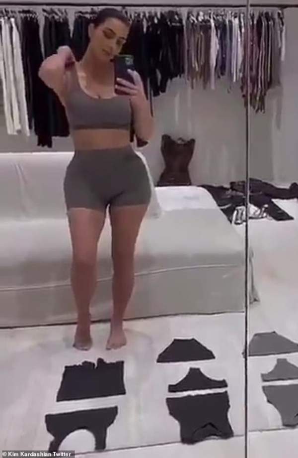 Kim Kardashian lại khoe dáng để quảng cáo quần áo 6