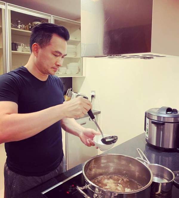 Ở nhà chống dịch, Chi Bảo thường xuyên vào bếp nấu ăn cho vợ 2