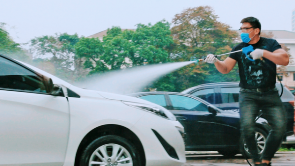 Diễn viên “Cha cõng con” đóng MV dạy cách rửa xe mùa Covid