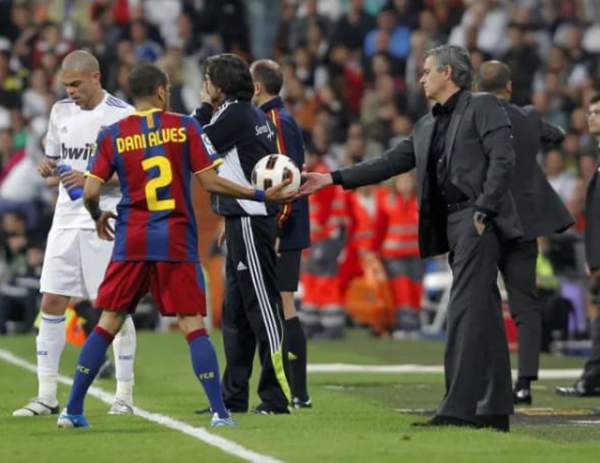 Daniel Alves: “Real Madrid thời Mourinho chơi phản bóng đá”
