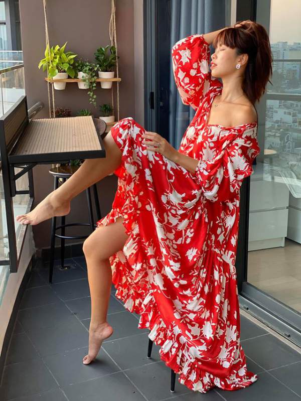 Siêu mẫu Hà Anh mặc bikini thả dáng nuột nà “sưởi nắng” khi ở nhà cách ly