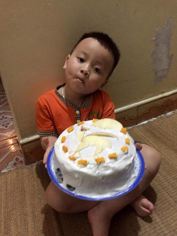 Biểu cảm của bé 3 tuổi khi được tặng bánh khiến dân mạng cười lăn 3