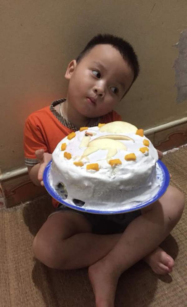 Biểu cảm của bé 3 tuổi khi được tặng bánh khiến dân mạng cười lăn 2