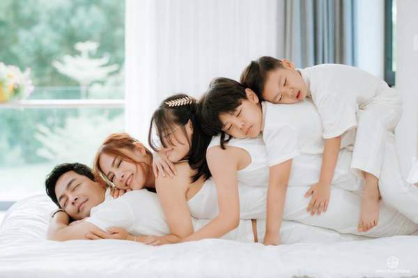 MC Hoàng Linh chia sẻ ảnh gia đình nằm chồng lên nhau gây “bão mạng” 6