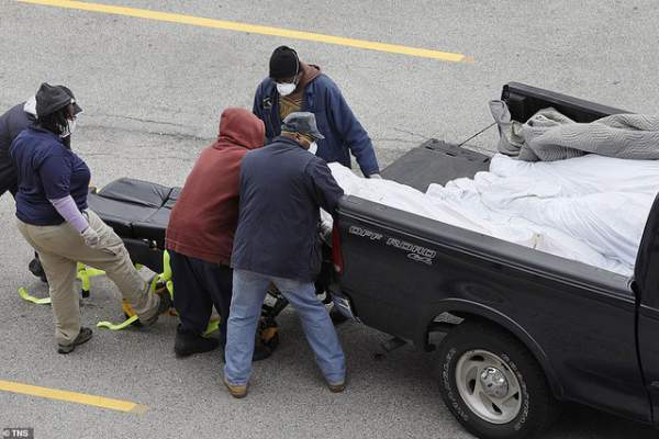 Thi thể người nằm chồng chất sau xe bán tải ở Mỹ giữa đại dịch Covid-19