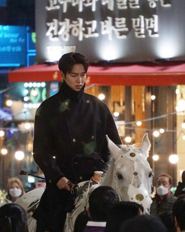 Lee Min Ho hút fan khi cưỡi ngựa trên đường phố 4