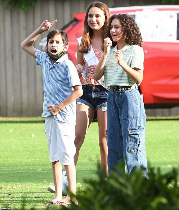 Jennifer Lopez vui vẻ bên vợ cũ của bạn trai 9