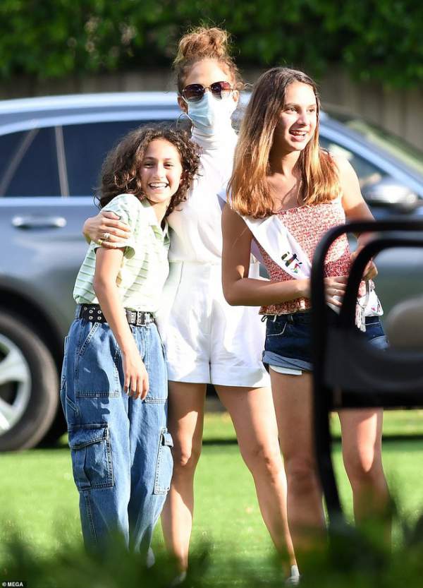 Jennifer Lopez vui vẻ bên vợ cũ của bạn trai 8