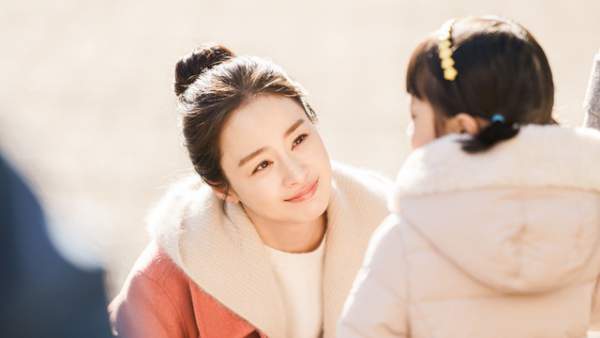 Cuộc lột xác ấn tượng của Kim Tae Hee trong “Hi Bye Mama” 2