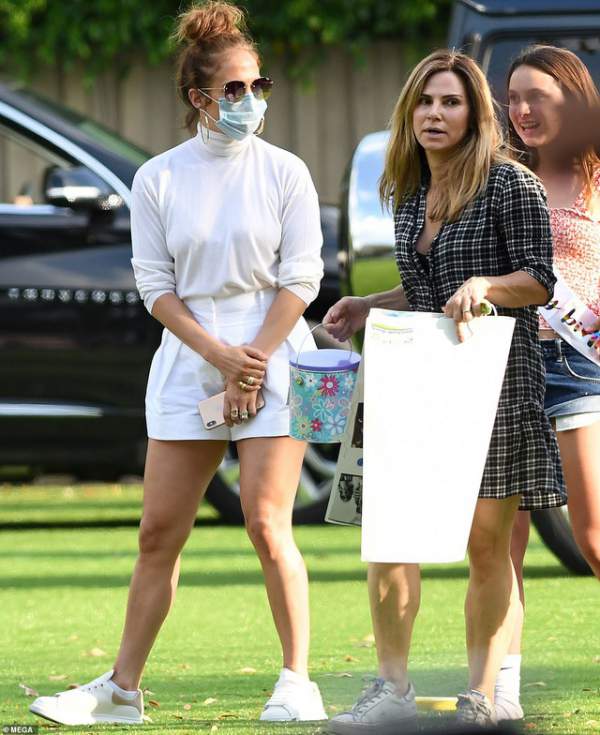 Jennifer Lopez vui vẻ bên vợ cũ của bạn trai