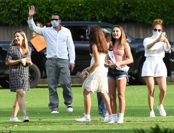Jennifer Lopez vui vẻ bên vợ cũ của bạn trai 5