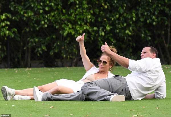 Jennifer Lopez vui vẻ bên vợ cũ của bạn trai 10