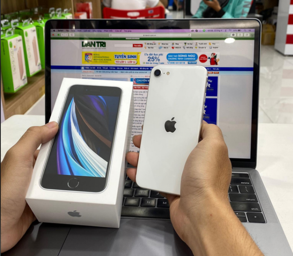 Trên tay iPhone SE 2020 đầu tiên tại Việt Nam 3