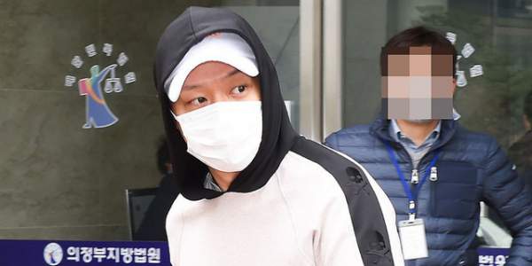 “Hoàng tử gác mái” Park Yoochun lại bị kiện