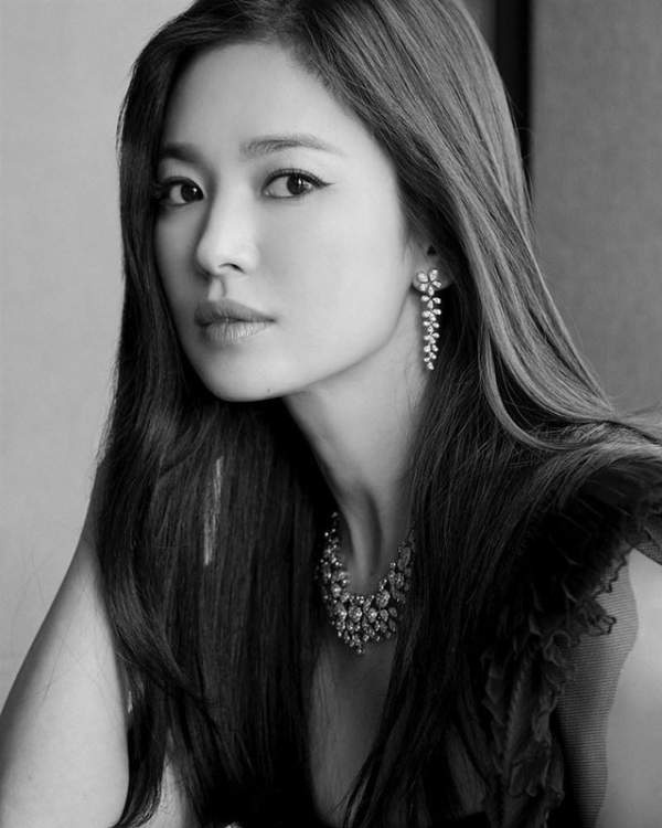 Song Hye Kyo khác lạ với lối trang điểm “già chát” 14