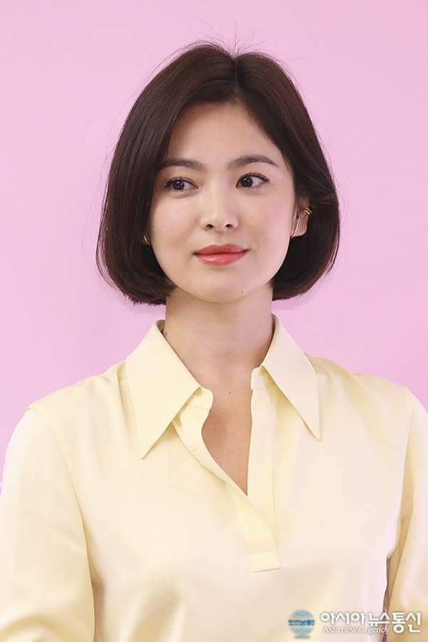 Song Hye Kyo khác lạ với lối trang điểm “già chát” 9