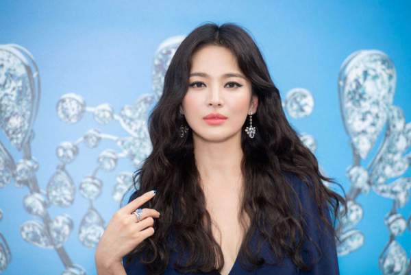 Song Hye Kyo khác lạ với lối trang điểm “già chát” 10