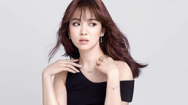 Song Hye Kyo khác lạ với lối trang điểm “già chát” 11