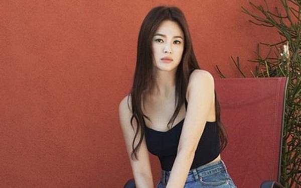 Song Hye Kyo khác lạ với lối trang điểm “già chát” 15
