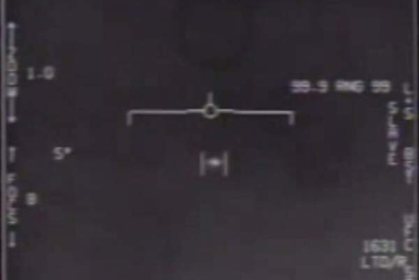 Lầu Năm Góc giải mật video phi công Mỹ "chạm mặt" UFO