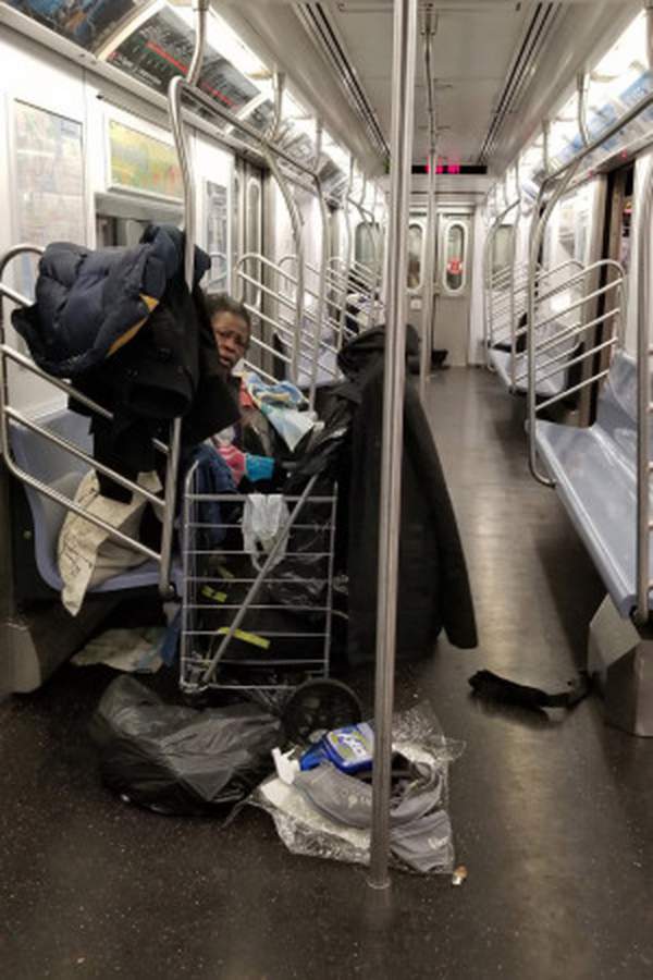 Thống đốc New York "sốc" khi người vô gia cư tá túc trên tàu điện ngầm