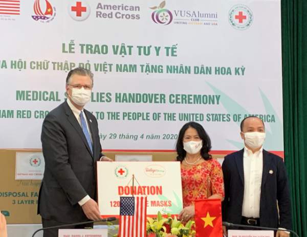 Đại sứ Mỹ tiếp nhận quà tặng 420.000 khẩu trang y tế từ Việt Nam