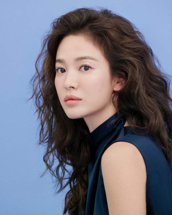 Vứt bỏ lối trang điểm “già chát”, Song Hye Kyo lại quyến rũ, ma mị 4