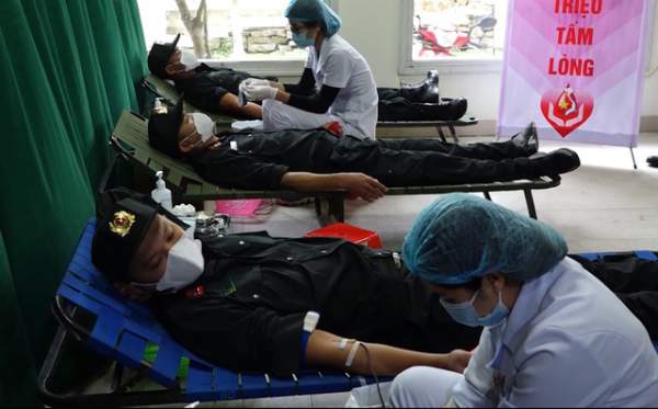 Hơn 500 chiến sỹ công an Quảng Bình tham gia hiến máu cứu người 2