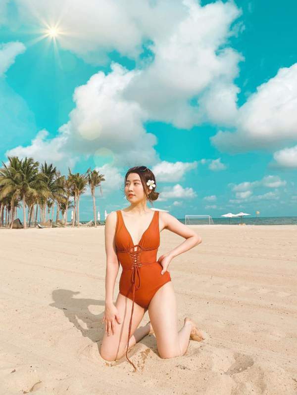 Bạn gái tiền đạo Tiến Linh khoe dáng trên bãi biển sau kỳ nghỉ vì dịch