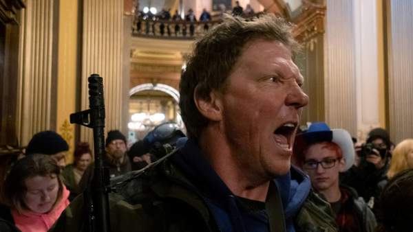 Mỹ: Người biểu tình mang súng xông vào nghị viện bang đòi dỡ phong tỏa