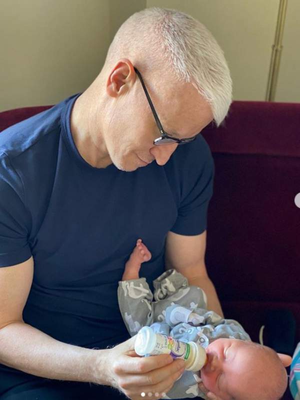 MC đồng tính Anderson Cooper làm cha lần đầu ở tuổi 53