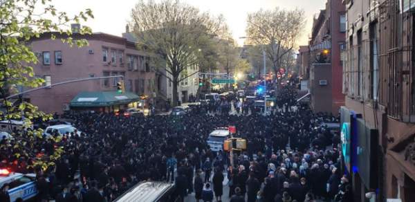 Hàng nghìn người New York dự đám tang bất chấp dịch Covid-19