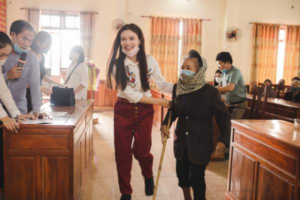 Phạm Phương Thảo hỗ trợ dân nghèo xứ Nghệ vượt qua đại dịch