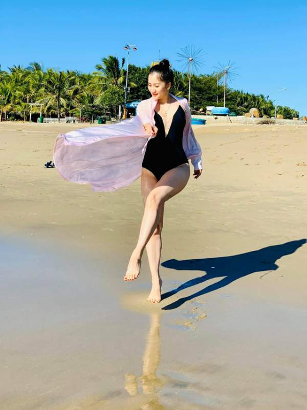 Khánh Thi khoe trọn thân hình nuột nà trên bãi biển trong kỳ nghỉ lễ 7