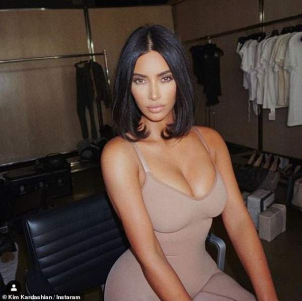 Kim Kardashian làm người mẫu gợi cảm